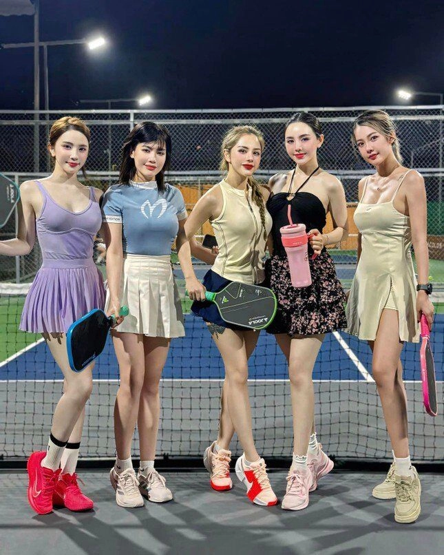 Người đẹp bị chỉ trích vì mặc đồ hở bạo chơi pickleball 7-8 tiếng một ngày là hot girl đời đầu có gu ăn diện sang chảnh - 1