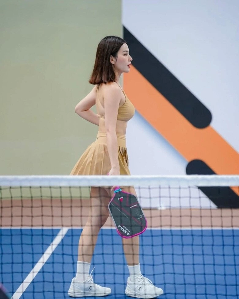 Người đẹp bị chỉ trích vì mặc đồ hở bạo chơi pickleball 7-8 tiếng một ngày là hot girl đời đầu có gu ăn diện sang chảnh - 2