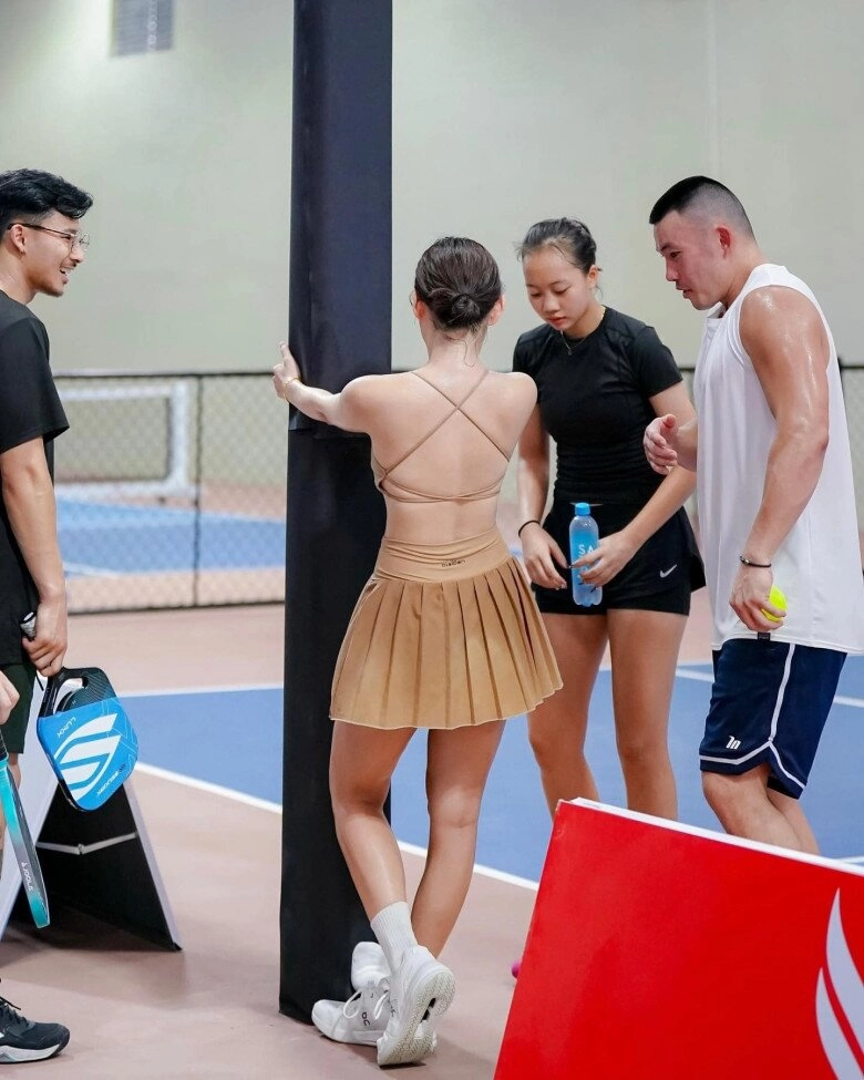 Người đẹp bị chỉ trích vì mặc đồ hở bạo chơi pickleball 7-8 tiếng một ngày là hot girl đời đầu có gu ăn diện sang chảnh - 3