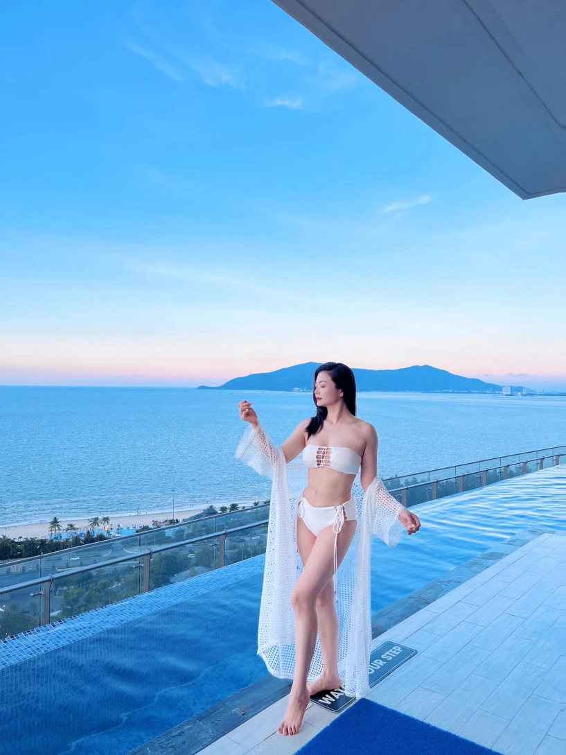 Nữ diễn viên phía trước là bầu trời gây bất ngờ khi diện bikini táo bạo - 1