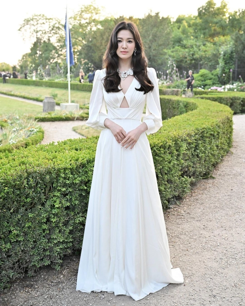 Song hye kyo tỏa sáng với đầm đơn sắc - 7