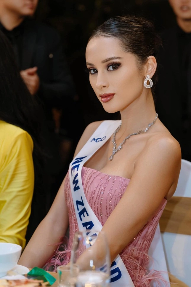 Người đẹp khiến khán giả không thể rời mắt ở buổi trao sash miss cosmo 2024 - 1