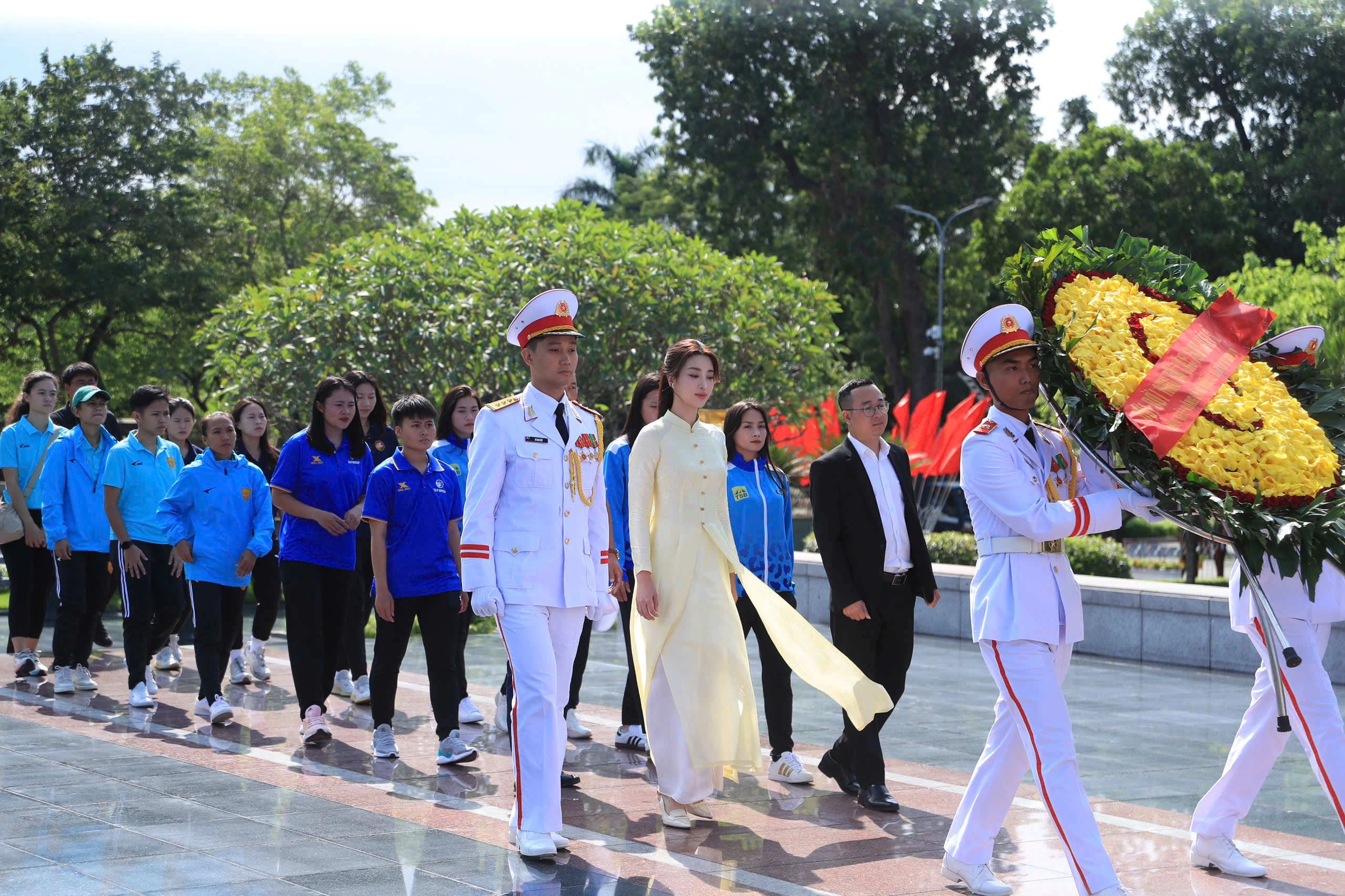 Đỗ mỹ linh và muôn kiểu ăn mặc ra sân bóng khi đu trend đồ ngủ lúc diện áo dài thướt tha chuẩn hoa hậu - 2