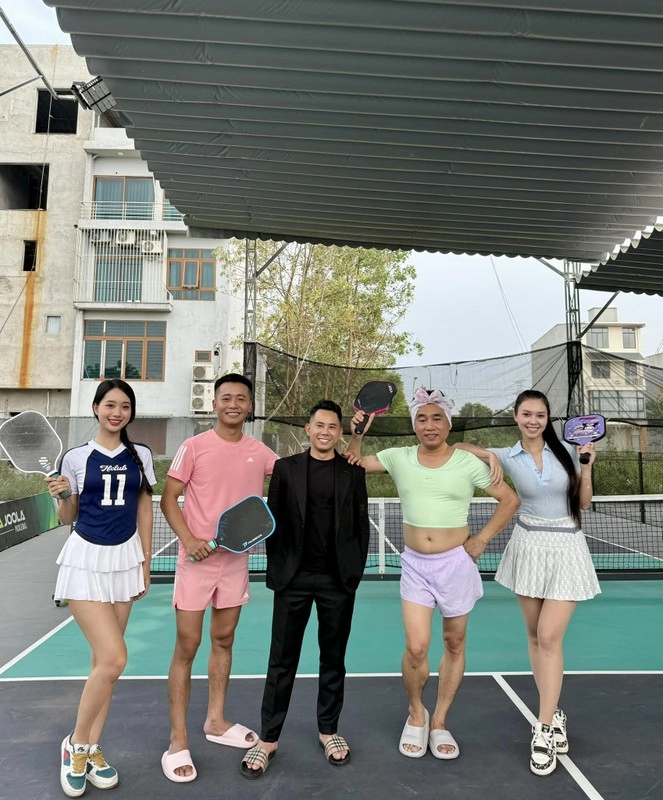 Gái xinh xuất hiện cạnh quang linh vlogs trên sân pickleball là ai - 1