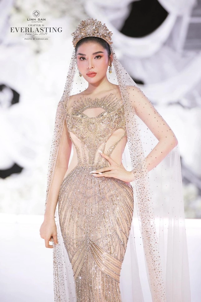 Hoa hậu kỳ duyên lại gặp bất ổn khi catwalk lần này lỗi tại bộ váy rườm rà - 1