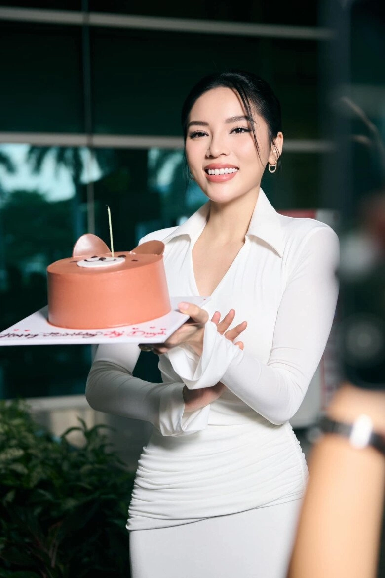 Hoa hậu kỳ duyên mặc váy bó sát về nước hoàn thành giấc mơ 10 năm với thành tích top 30 miss universe 2024 - 2