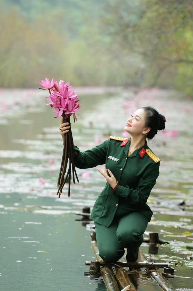 Mẹ chồng hụt của hồng diễm là nsnd mang hàm đại tá tuổi 55 trẻ đẹp dáng nuột nhờ bộ môn bay - 1