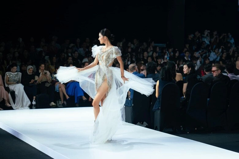 Vợ siêu mẫu của chân sút mạc hồng quân trở lại sàn catwalk sắc vóc sau 10 năm ở ẩn gây xôn xao - 2