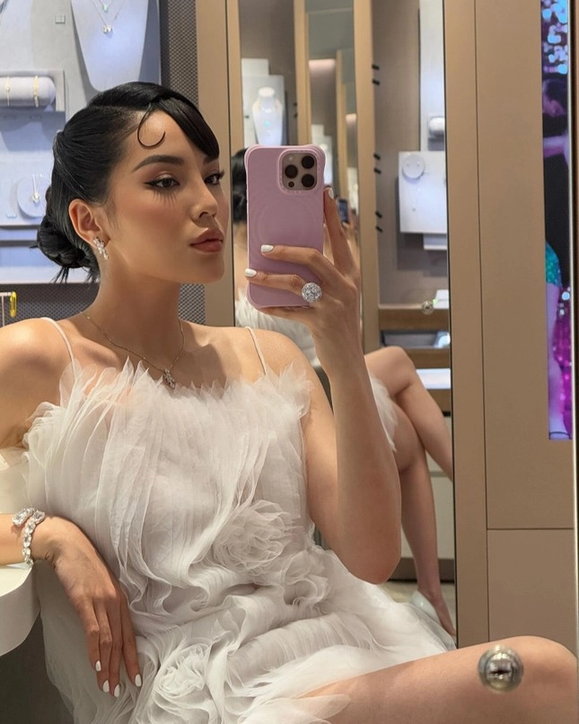 Trở về từ miss universe 2024 hoa hậu kỳ duyên có phong độ ăn mặc thất thường - 2