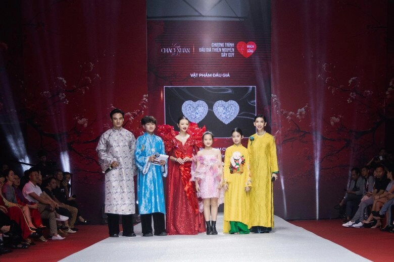 Xuất hiện mẫu nhí 13 tuổi trình diễn catwalk chuyên nghiệp ăn mặc sành điệu - 2