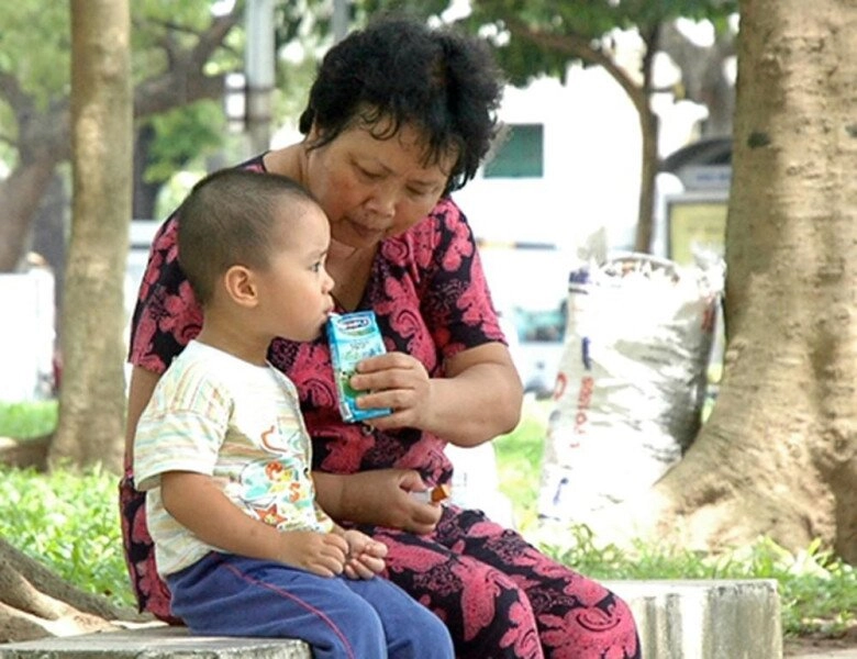 Bà nội đến trường đón cháu tan học bức ảnh được một phụ huynh chụp lại gây tranh cãi vì hành động của 5 bà cháu - 4