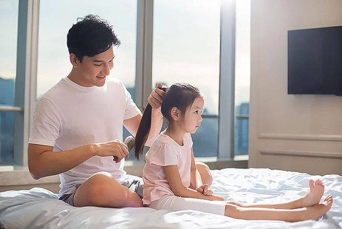 Con hỏi tại sao con gái không được cởi trần bố trả lời rất hay nhưng mẹ đỏ mặt - 1