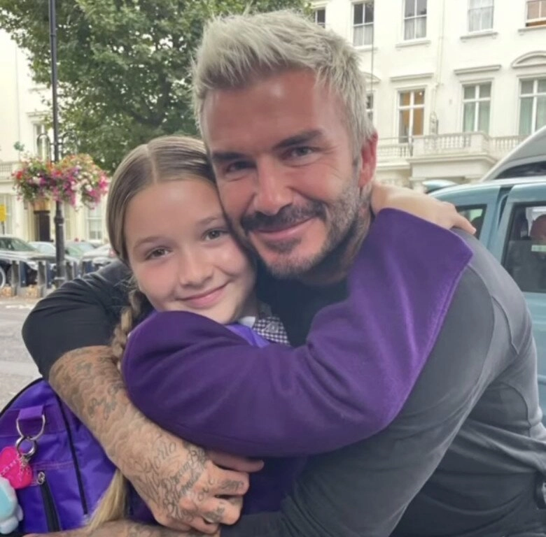 Khoảnh khắc david beckham cười gượng khi bị con gái harper né hành động thân mật nơi đông người - 9