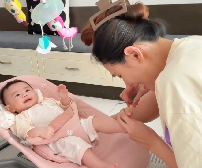 Lần đầu làm mẹ tuổi u40 siêu mẫu võ hoàng yến bị cộng đồng mạng nhắc nhở lỗi sai cơ bản khi chăm con gái - 2