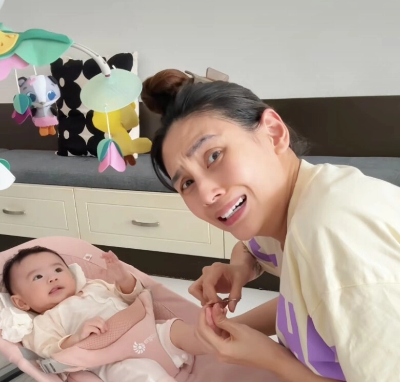 Lần đầu làm mẹ tuổi u40 siêu mẫu võ hoàng yến bị cộng đồng mạng nhắc nhở lỗi sai cơ bản khi chăm con gái - 3