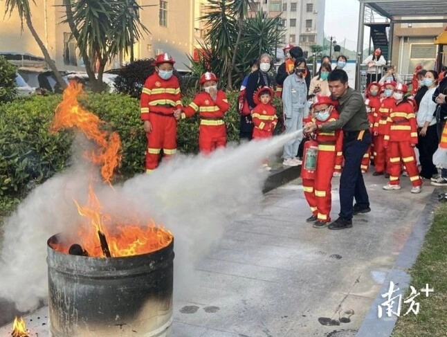 Mẹ ra ngoài bé gái 9 tuổi cùng 2 em thoát khỏi vụ cháy nhờ làm ngay một hành động đã được học ở trường - 3