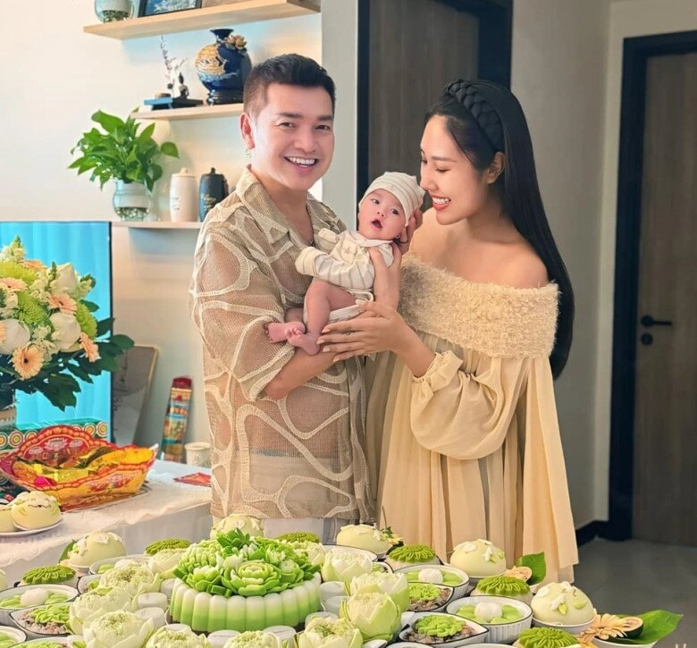 Người yêu kém 37 tuổi của quang minh khoe khoảnh khắc con gái riêng cưng nựng em trai cực tình cảm - 4