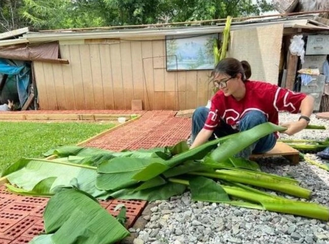 Trang trần sang mỹ bưng phở cắt cỏ thuê làm lao công kiếm tiền cho con đi châu âu - 6