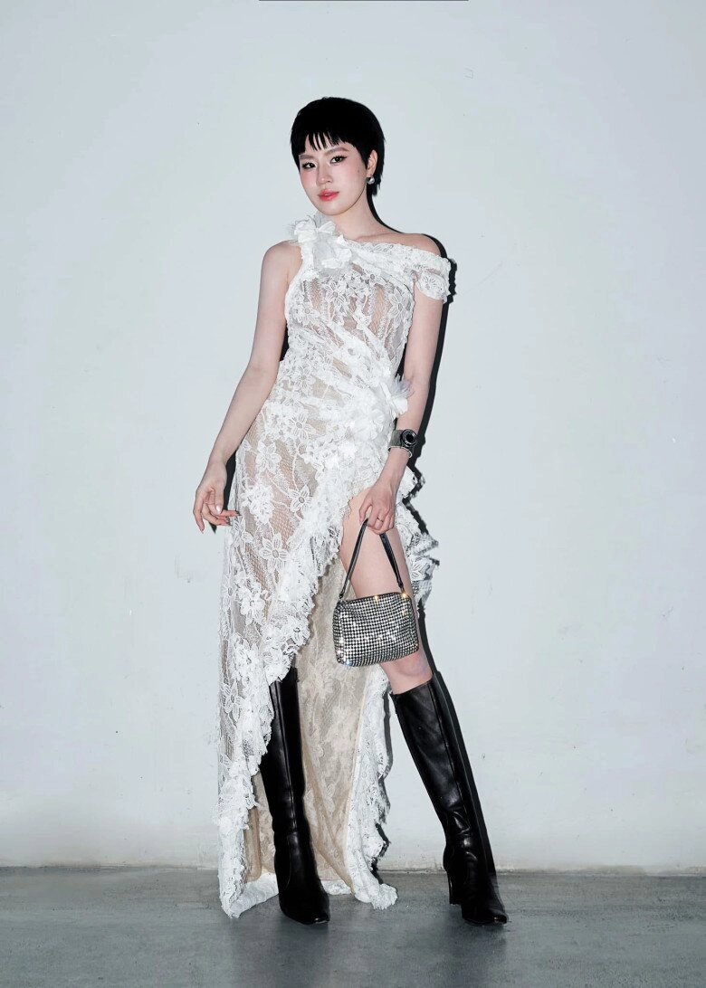 2 mỹ nhân hot nhất mxh được nhắc đến cạnh viruss đẹp cá tính ăn mặc nổi loạn khoe đường cong - 5