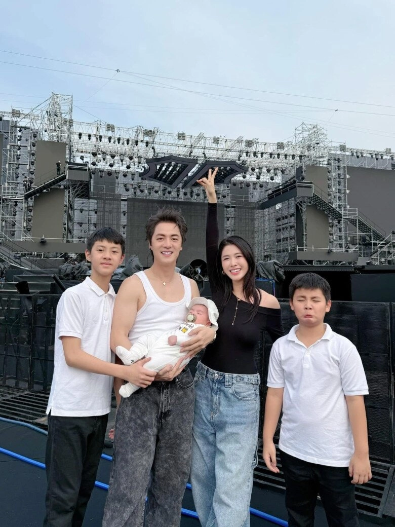 3 cô vợ sống trong biệt phủ triệu đô chỉ duy nhất một người ít sắm hàng hiệu mê đồ bình dân - 1