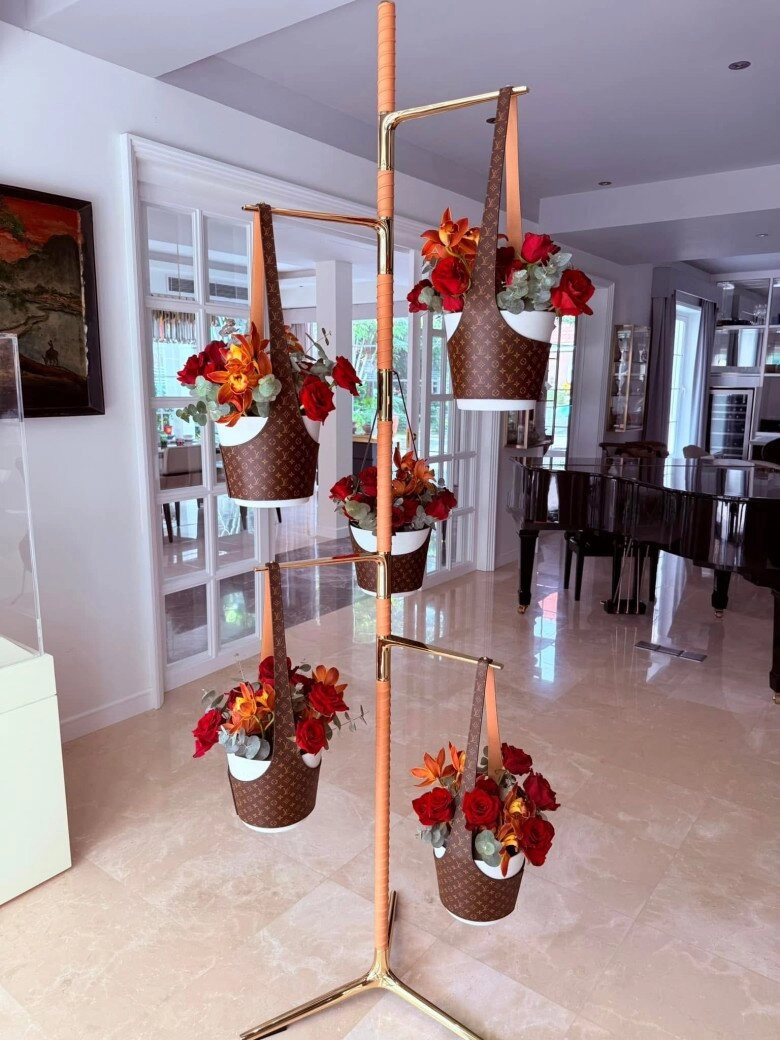 3 cô vợ sống trong biệt phủ triệu đô chỉ duy nhất một người ít sắm hàng hiệu mê đồ bình dân - 7