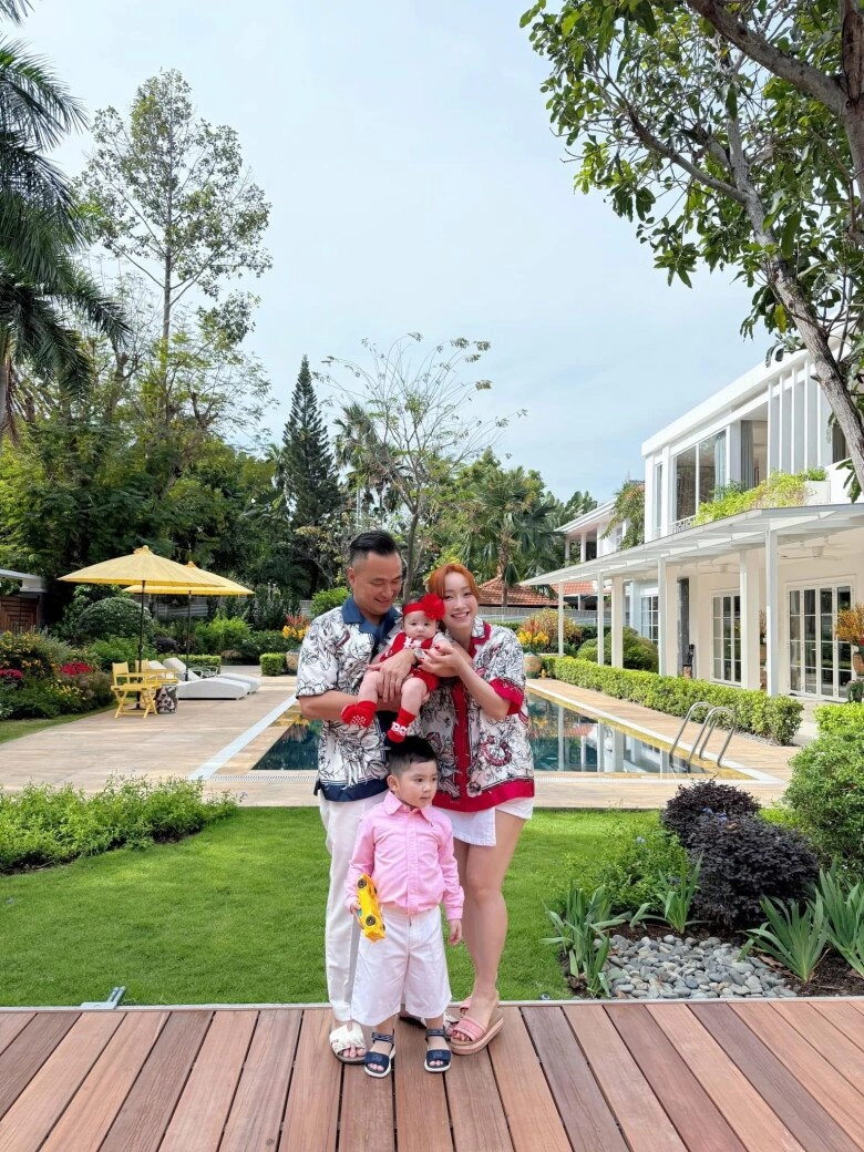 3 cô vợ sống trong biệt phủ triệu đô chỉ duy nhất một người ít sắm hàng hiệu mê đồ bình dân - 8