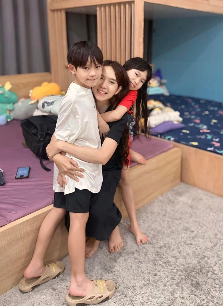 3 cô vợ sống trong biệt phủ triệu đô chỉ duy nhất một người ít sắm hàng hiệu mê đồ bình dân - 14