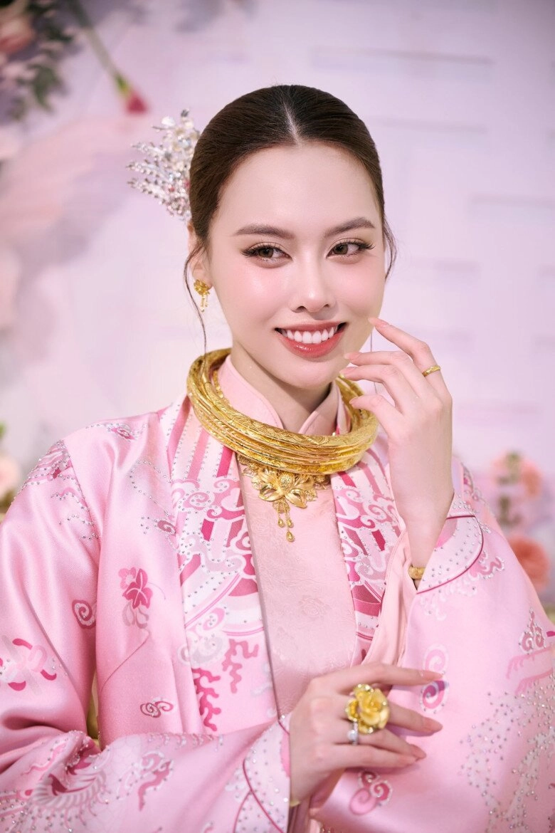 Á hậu 9x chính thức lên xe hoa đeo vàng trĩu cổ đẹp nền nã chuẩn gái huế - 2