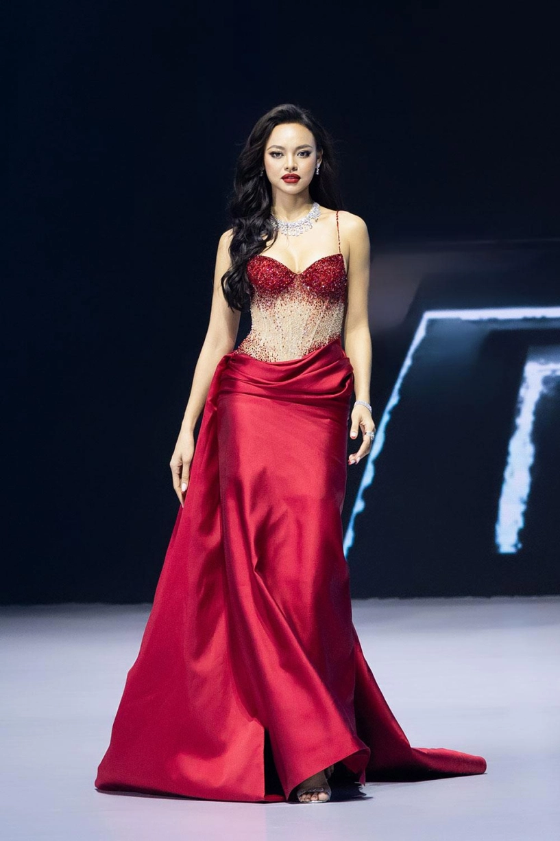 Á hậu việt sang thái lan chơi té nước mặc váy ảo ảnh như lưới đánh cá ở trong nước cũng quyến rũ chẳng kém - 7