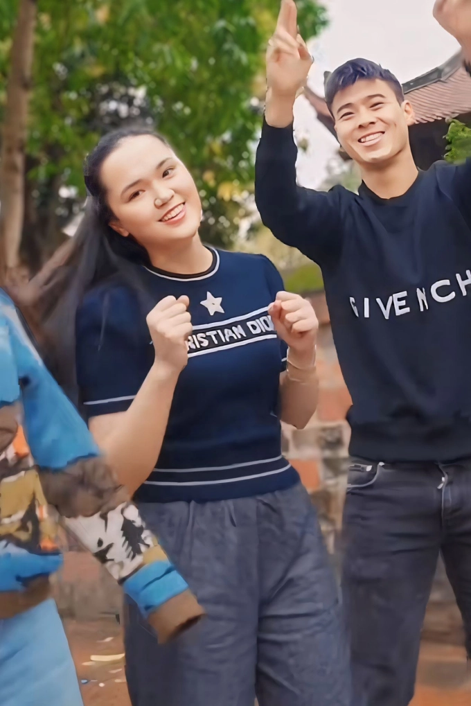 Bà xã cầu thủ duy mạnh bị chê dù mặc cả cây hàng hiệu - 3