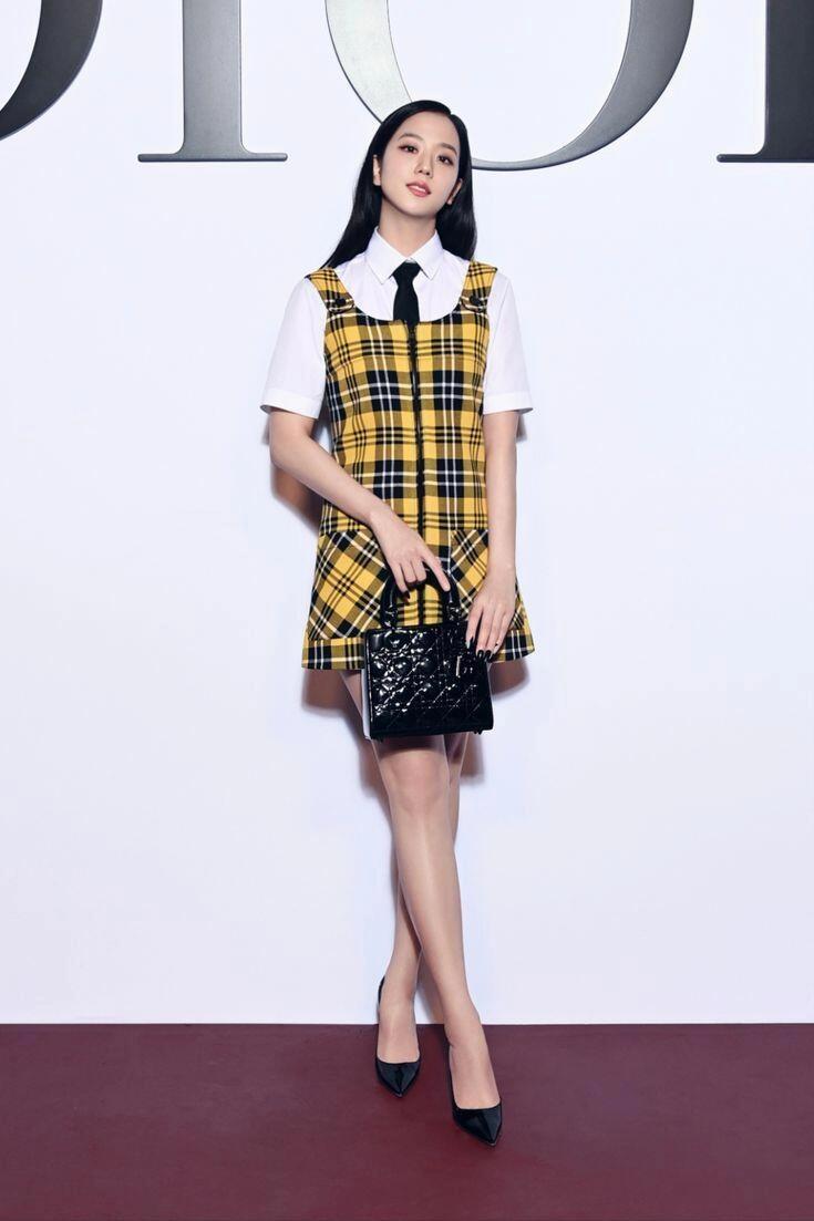 Bắt trend phong cách preppy chất như jisoo đây là những outfit đậm chất con nhà giàu giúp chị em vừa trẻ trung vừa sang chảnh - 6