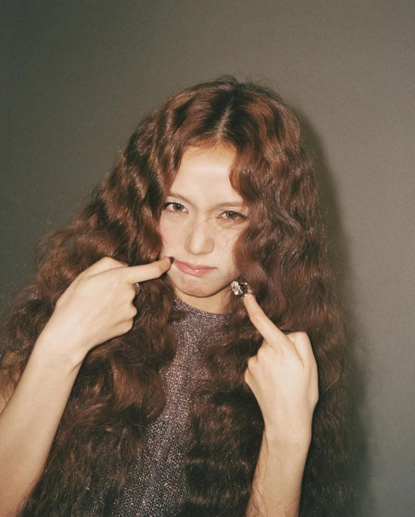 Blackpink bắt trend tông nâu mocha jennie thời thượng lisa gây tranh cãi - 2