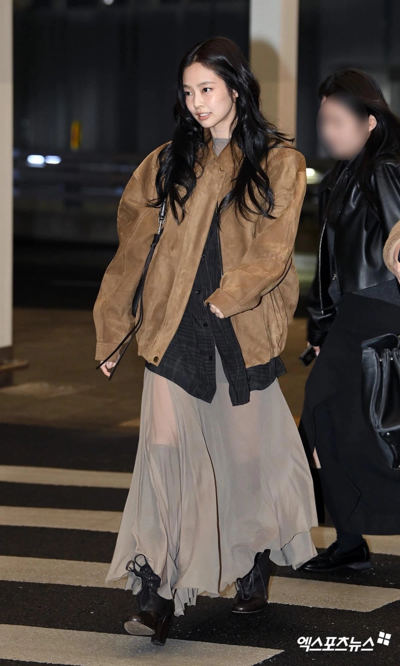 Blackpink bắt trend tông nâu mocha jennie thời thượng lisa gây tranh cãi - 9