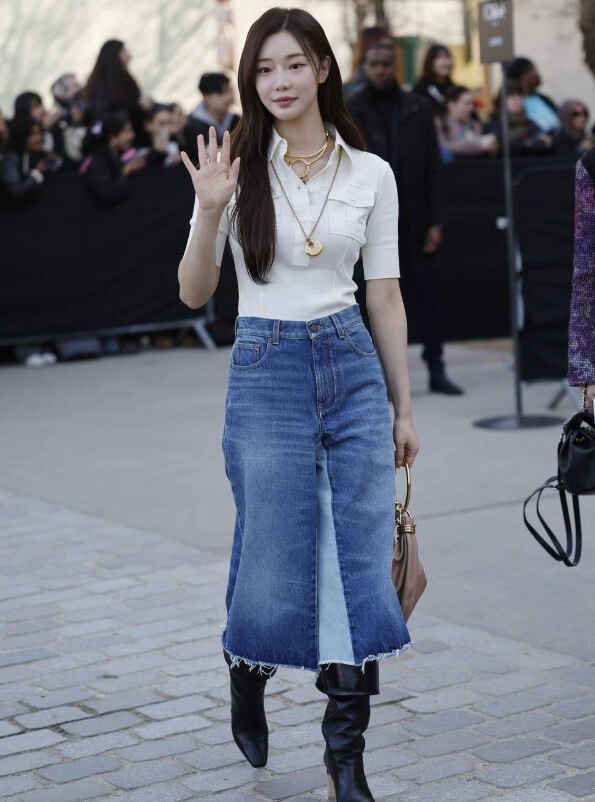 Chân váy denim dáng dài được dịp lên ngôi chị em u30 - u40 học 6 cách phối đồ này hack chân dài ảo diệu - 2