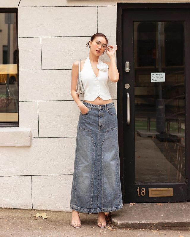 Chân váy denim dáng dài được dịp lên ngôi chị em u30 - u40 học 6 cách phối đồ này hack chân dài ảo diệu - 5