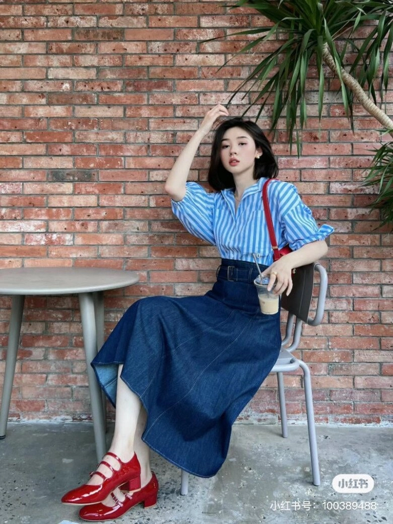 Chân váy denim dáng dài được dịp lên ngôi chị em u30 - u40 học 6 cách phối đồ này hack chân dài ảo diệu - 6