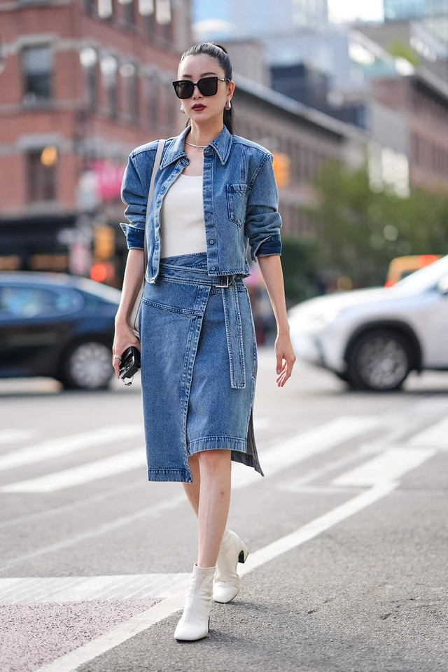 Chân váy denim dáng dài được dịp lên ngôi chị em u30 - u40 học 6 cách phối đồ này hack chân dài ảo diệu - 7