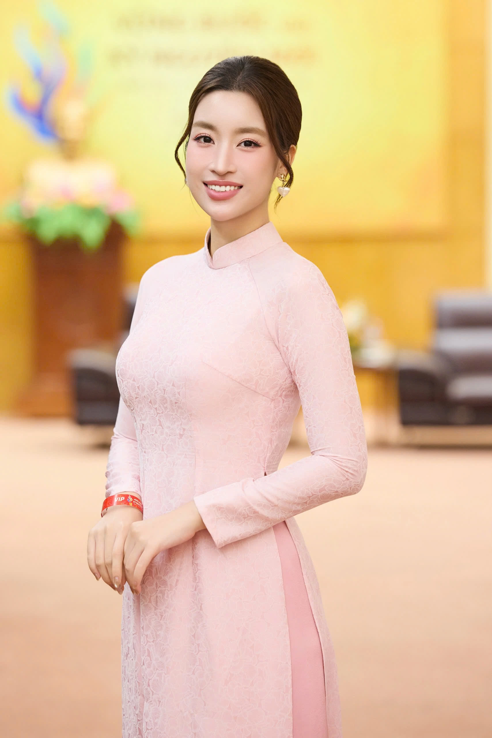 Cháu gái chủ tịch tập đoàn chục nghìn tỷ có mẹ là hoa hậu diện bao nhiêu váy áo cũng chỉ mê 1 kiểu giày - 1