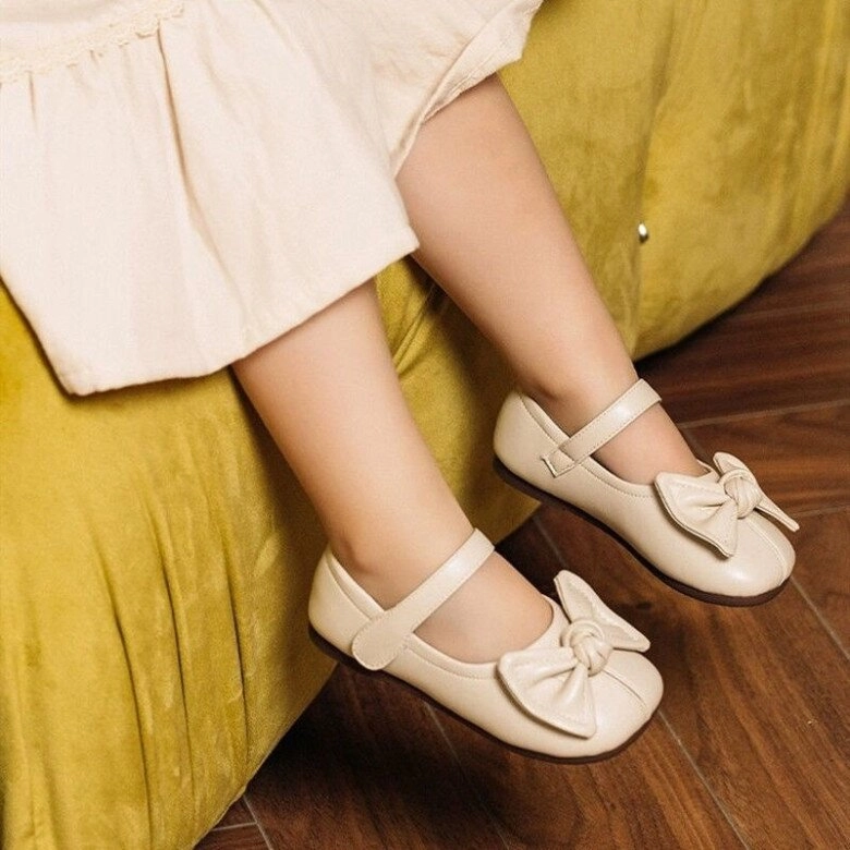 Cháu gái chủ tịch tập đoàn chục nghìn tỷ có mẹ là hoa hậu diện bao nhiêu váy áo cũng chỉ mê 1 kiểu giày - 19