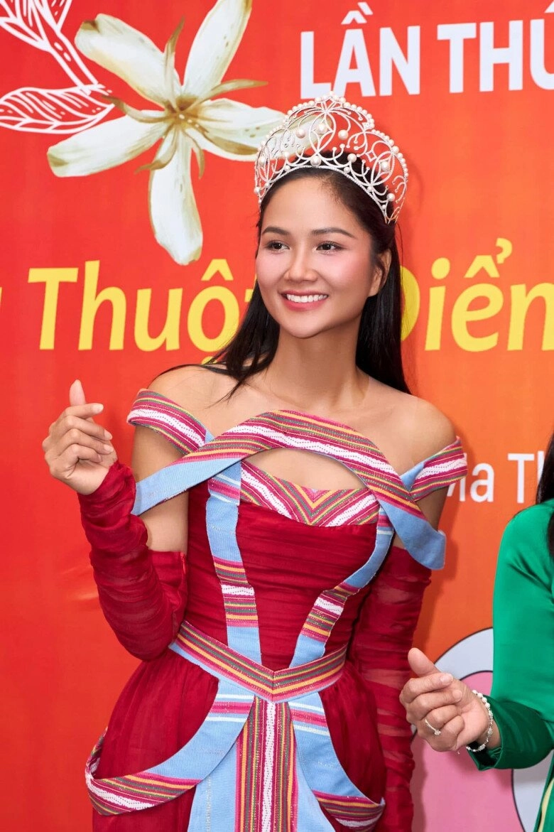 Chiếc váy cưới độc nhất vô nhị của hhen niê trong lễ ăn hỏi với bạn trai tại quê nhà - 5