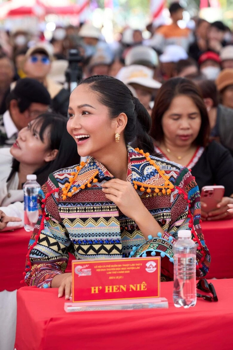 Chiếc váy cưới độc nhất vô nhị của hhen niê trong lễ ăn hỏi với bạn trai tại quê nhà - 8