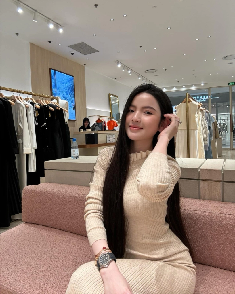 Chu thanh huyền đi đâu cũng đeo đồng hồ 700 triệu đồng chồng tặng - 1