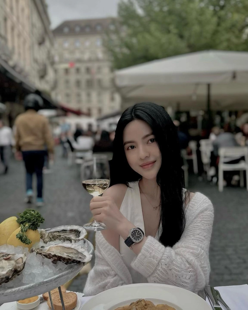 Chu thanh huyền đi đâu cũng đeo đồng hồ 700 triệu đồng chồng tặng - 3