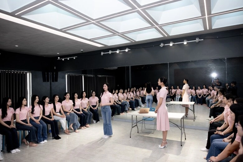 cô giáo dạy nghi thức xã giao và phong thái thanh lịch tại hoa hậu việt nam 2024 lọt top 5 cả hai cuộc thi sắc đẹp lớn - 4