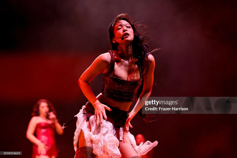 Coachella 2025 jennie blackpink chỉ diện một bộ đồ nhưng biến hóa thần sầu - 9