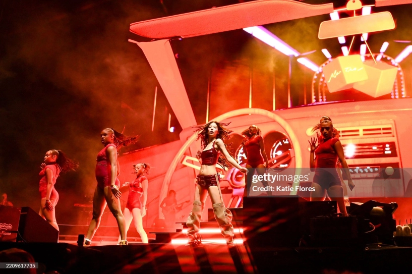 Coachella 2025 jennie blackpink chỉ diện một bộ đồ nhưng biến hóa thần sầu - 12
