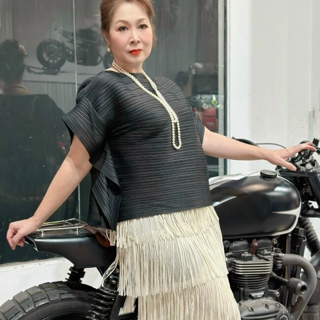 Cùng 58 tuổi hồng vân và đát kỷ màn ảnh lại mặc trái ngược kẻ kín bưng người mê khoe vòng 1 - 3