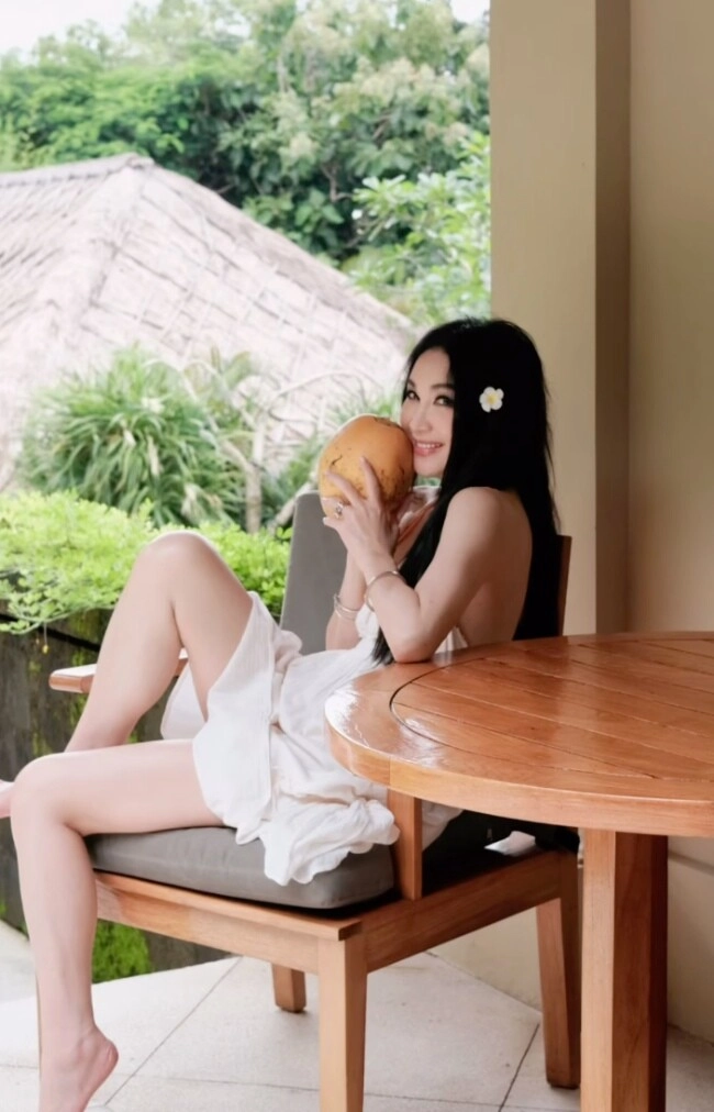 Cùng 58 tuổi hồng vân và đát kỷ màn ảnh lại mặc trái ngược kẻ kín bưng người mê khoe vòng 1 - 10
