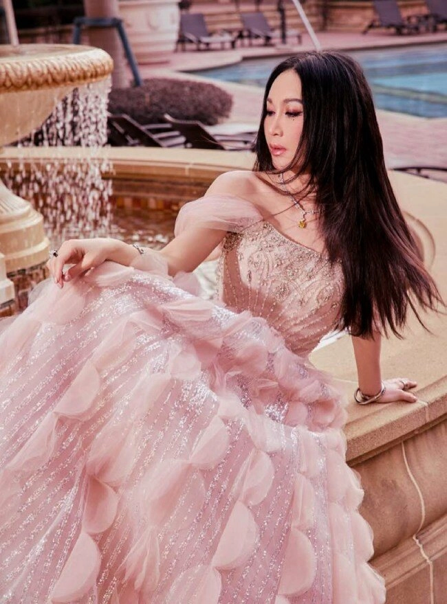 Cùng 58 tuổi hồng vân và đát kỷ màn ảnh lại mặc trái ngược kẻ kín bưng người mê khoe vòng 1 - 12