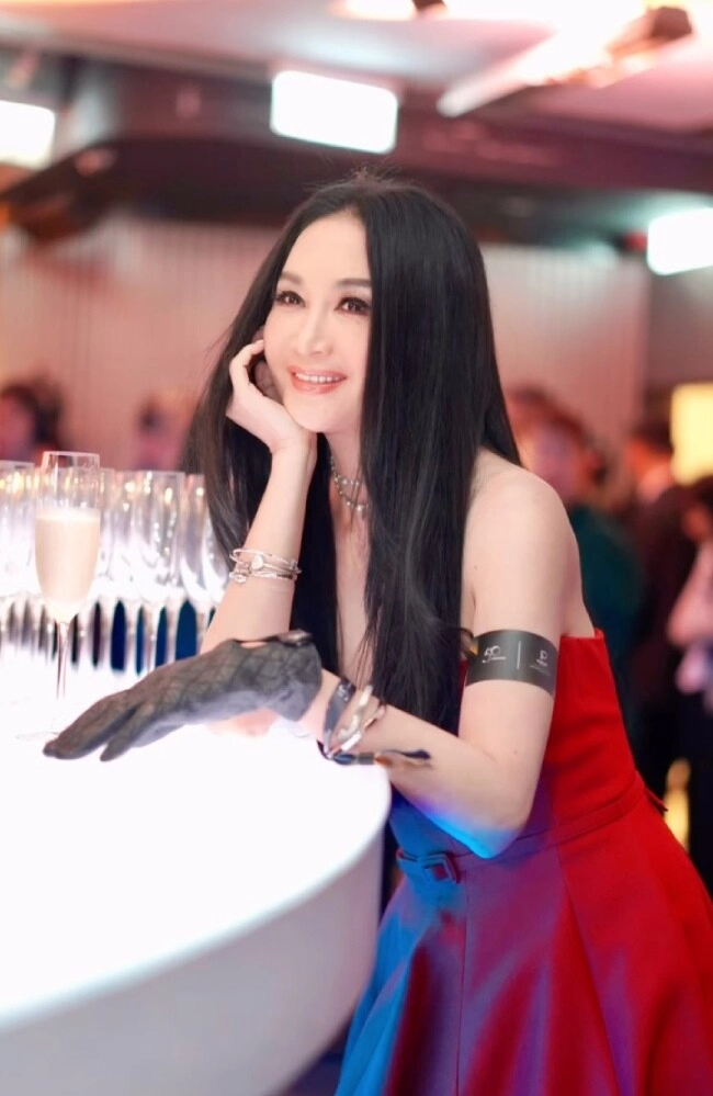 Cùng 58 tuổi hồng vân và đát kỷ màn ảnh lại mặc trái ngược kẻ kín bưng người mê khoe vòng 1 - 13